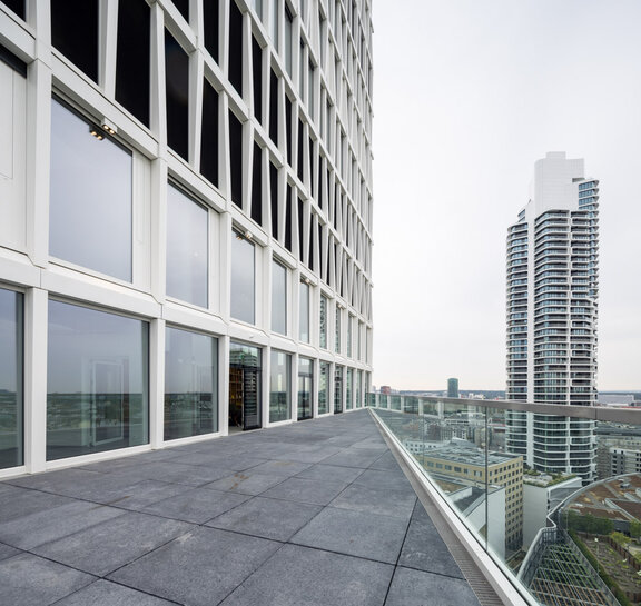 Private Terrasse im 15. Obergeschoss mit Blick auf den benachbarten Wohnturm „Grand Tower“