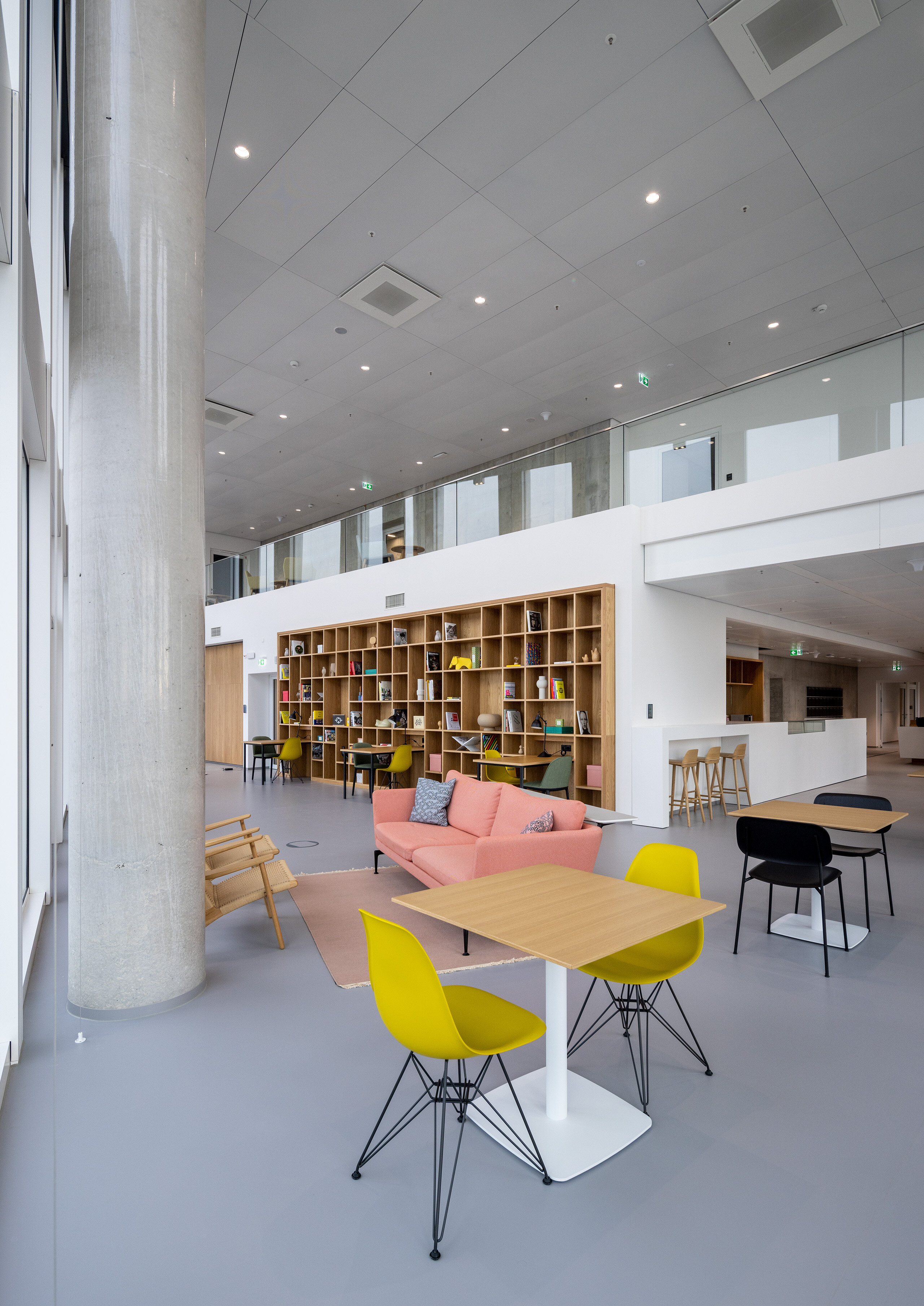 Informeller Bereich mit Bibliothek und Barista Bar