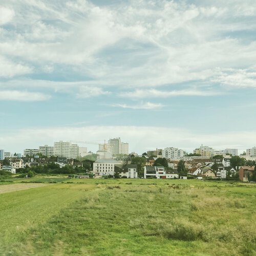 WOHNUNGSBAU OFFENBACHER LANDSTRASSE, FRANKFURT-OBERRAD
Unterwegs zwischen Frankfurt und Offenbach: Hier hat man aus ... WOHNUNGSBAU OFFENBACHER LANDSTRASSE, FRANKFURT-OBERRAD
Unterwegs zwischen Frankfurt und Offenbach: Hier hat man aus ...